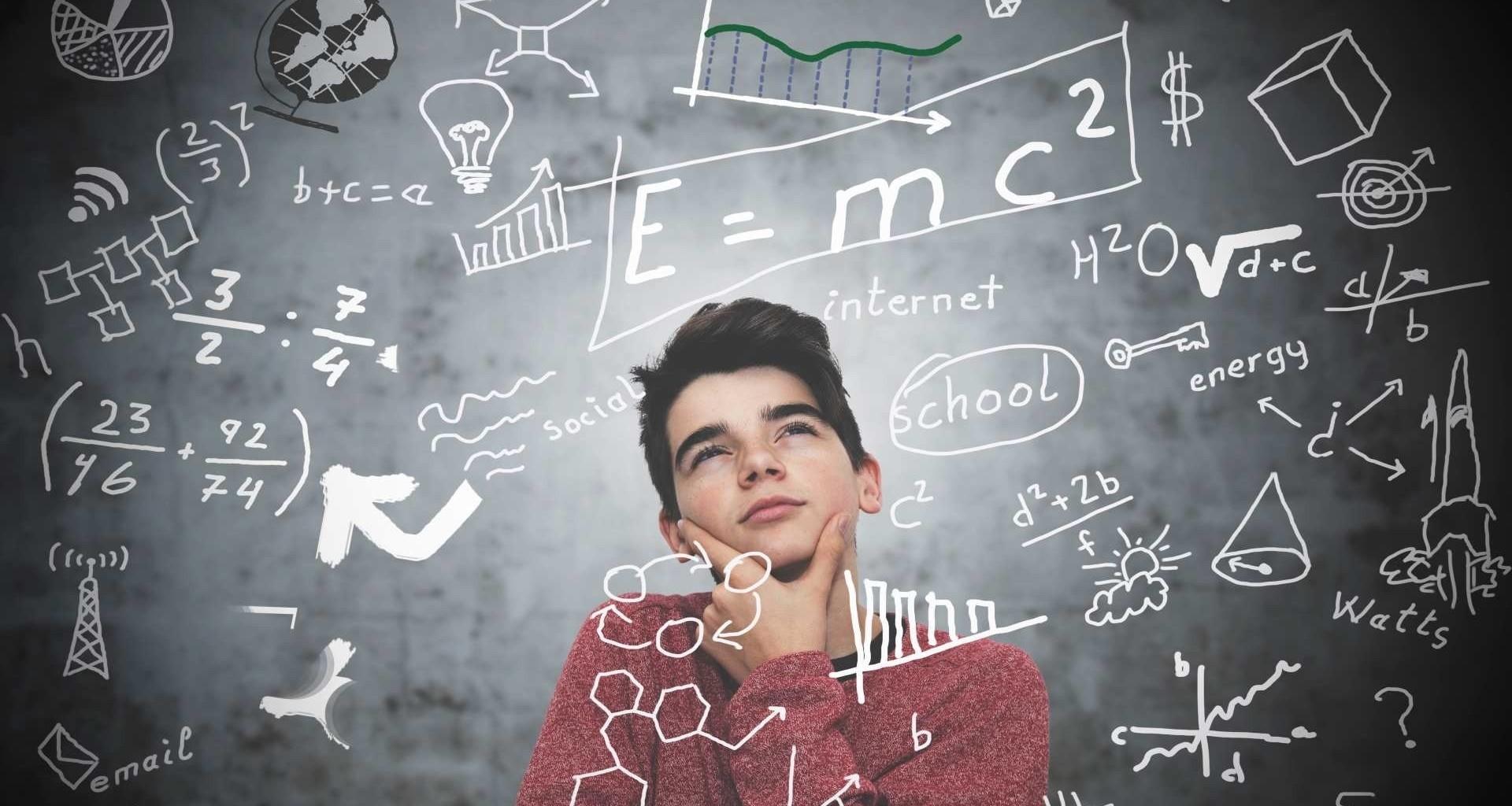 Estudiante agarrando su rostro con una mano mientras piensa en fórmulas matemáticas.