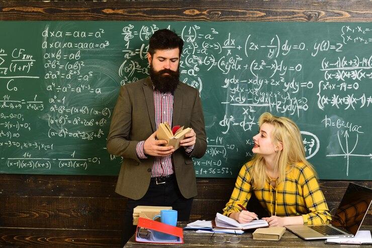 Profesor particular de matemáticas junto a una estudiante.