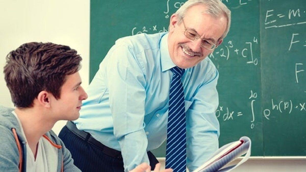 Profesor de matemáticas financieras junto a un alumno.