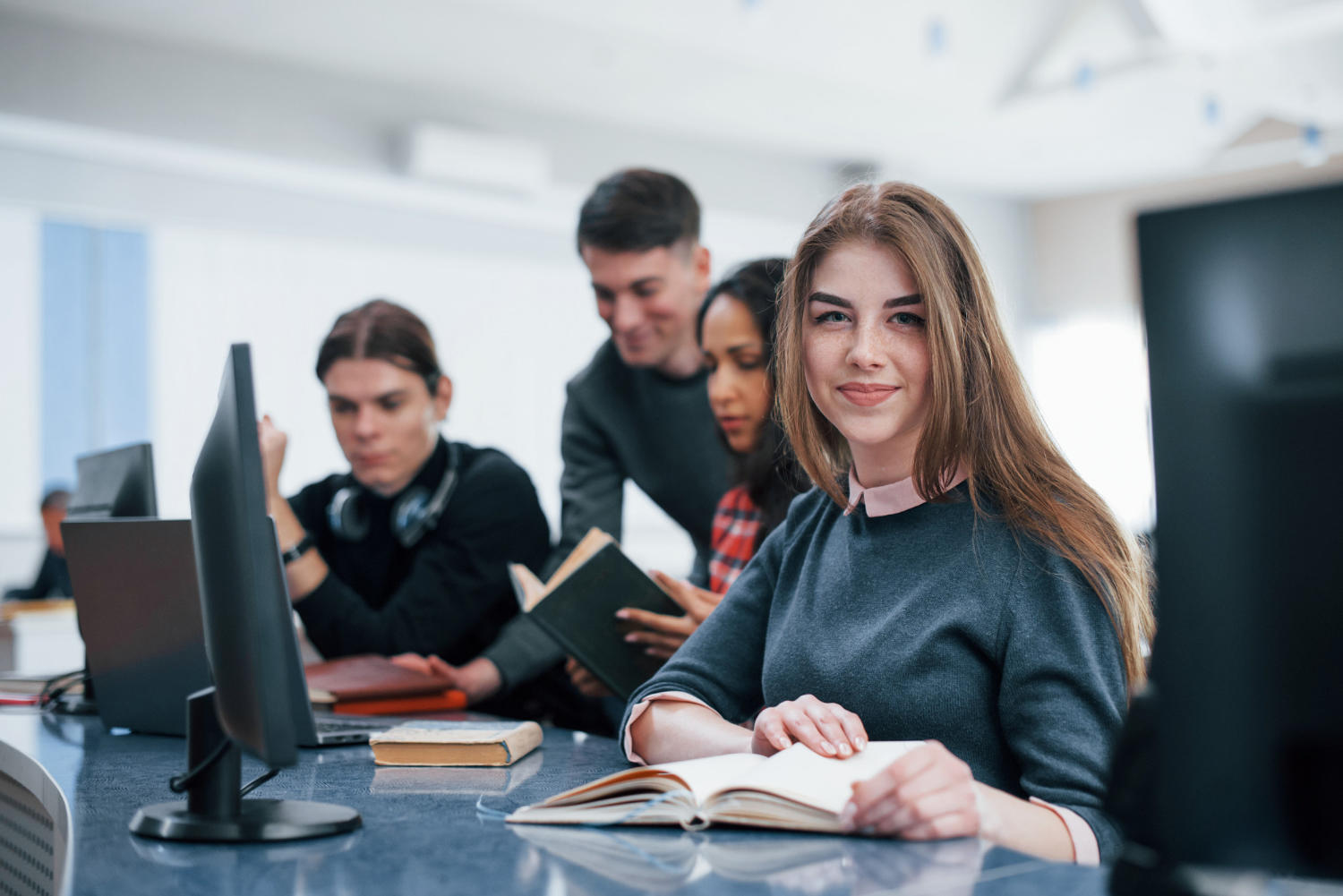Alumnos en sala de tecnología de una universidad