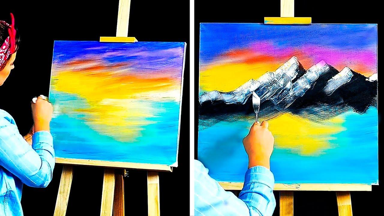 Chica terminando de pintar un paisaje con muchos colores.