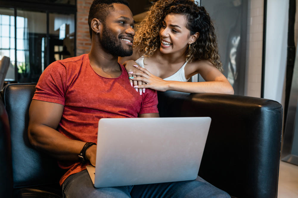 Pareja revisando laptop