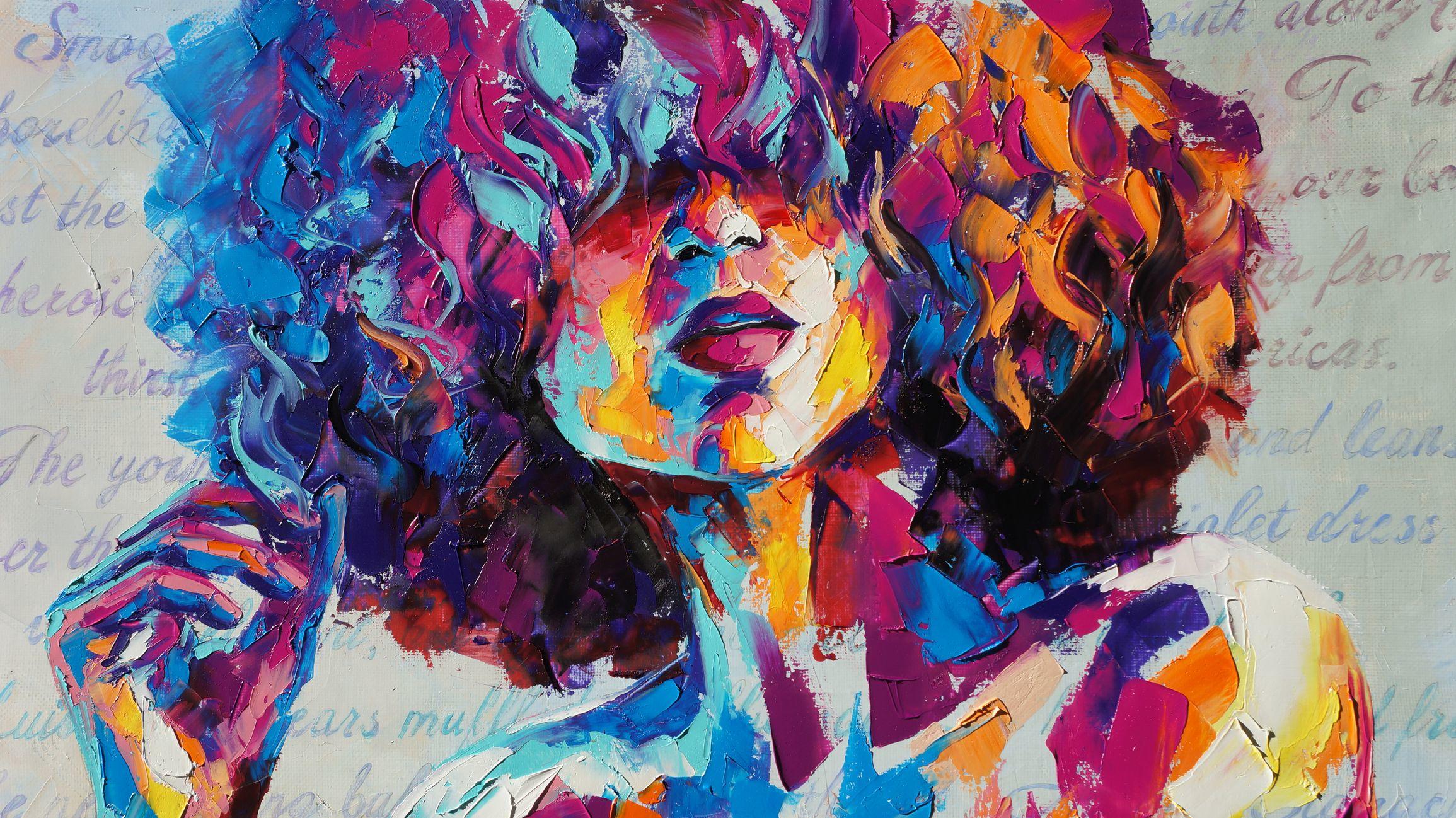 Grafiti de la silueta de una mujer afro pintada de muchos colores.