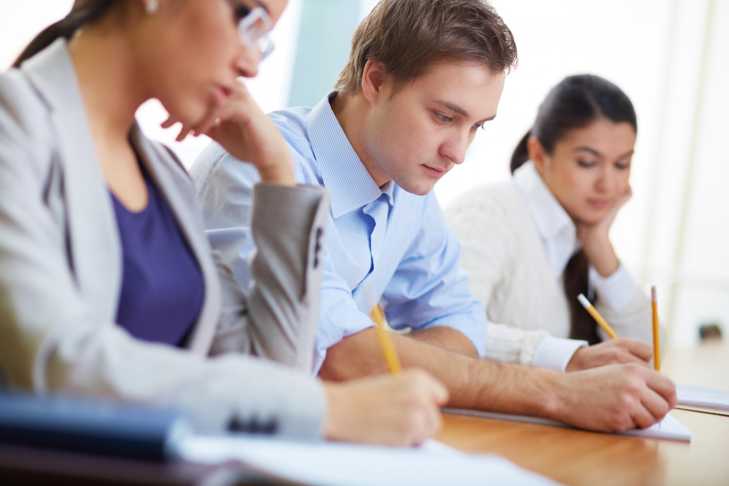 Tres estudiantes haciendo un examen