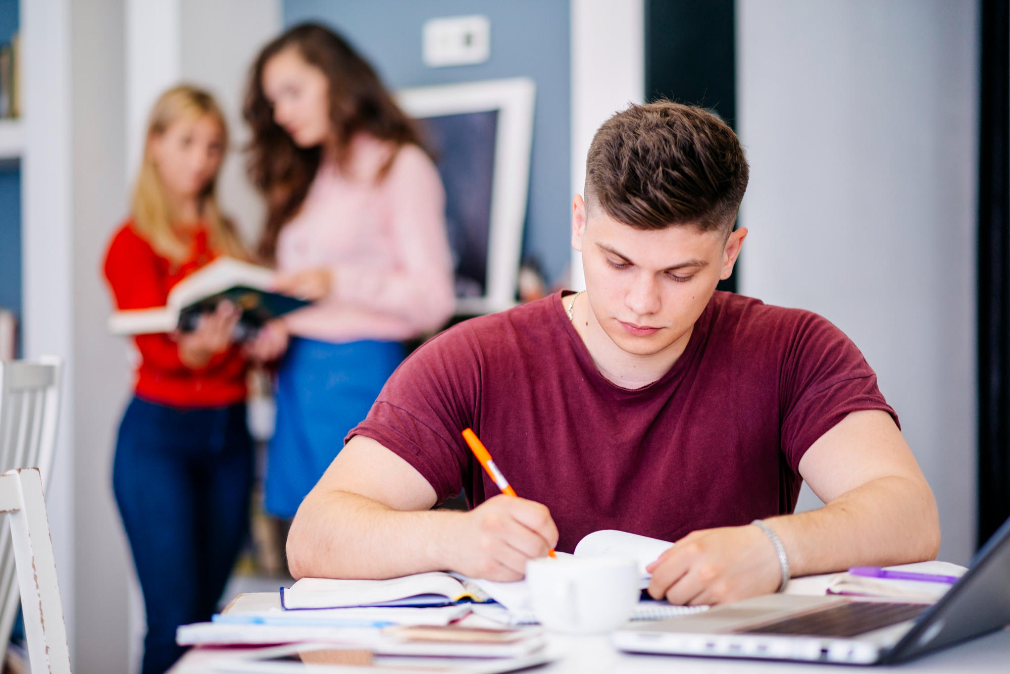 Hombre jóven estudiando