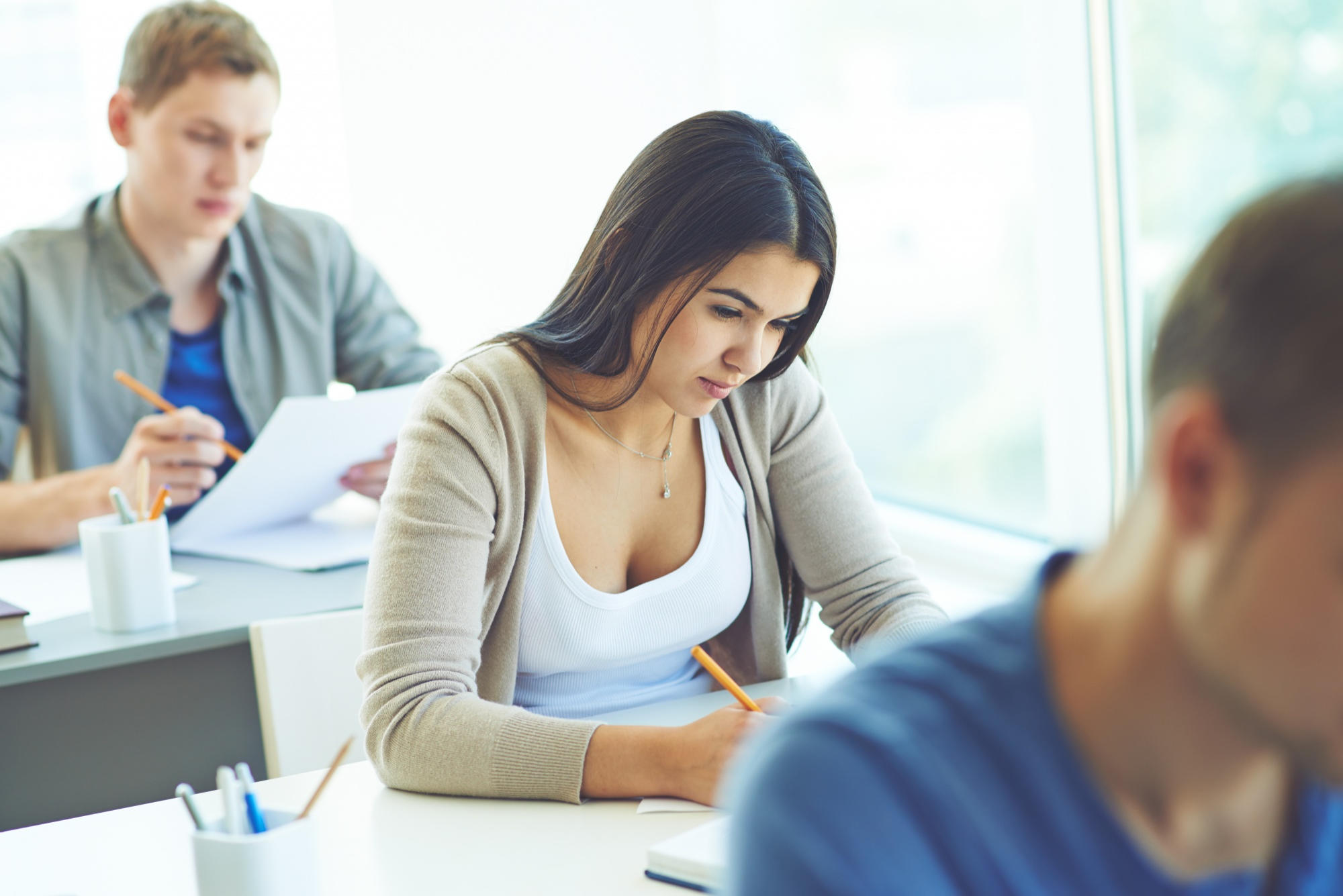 Primer plano de mujer presentando examen