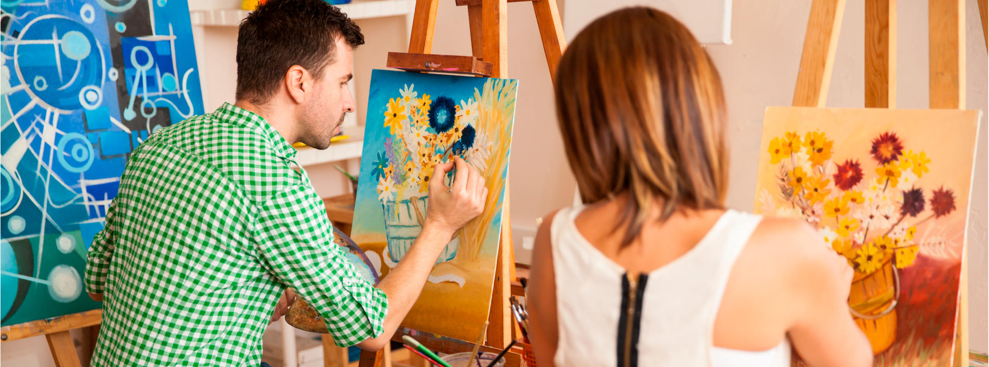 Profesor particular de pintura junto a una estudiante.