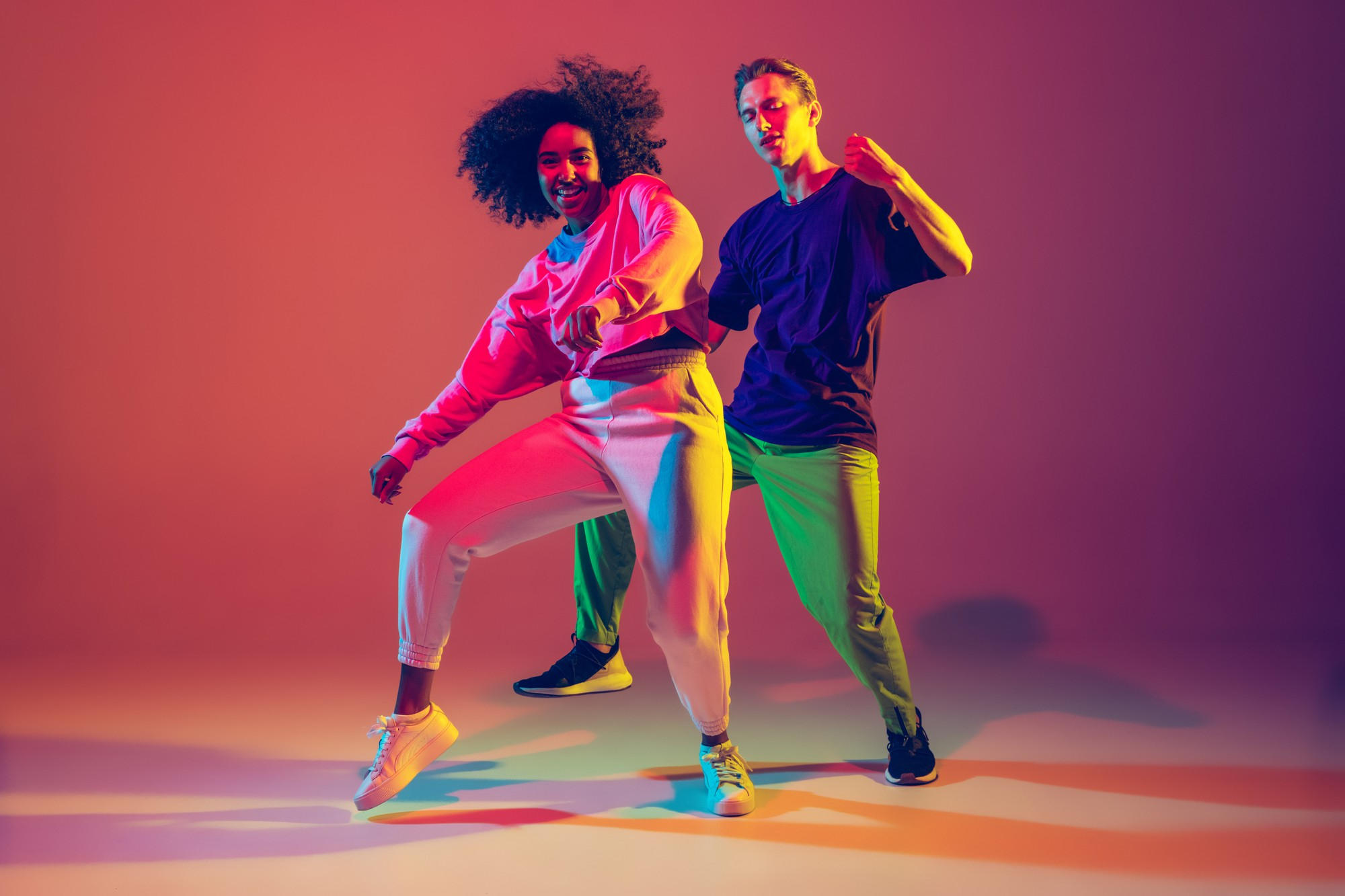 2 Bailarines hombres en moviendo todo el cuerpo
