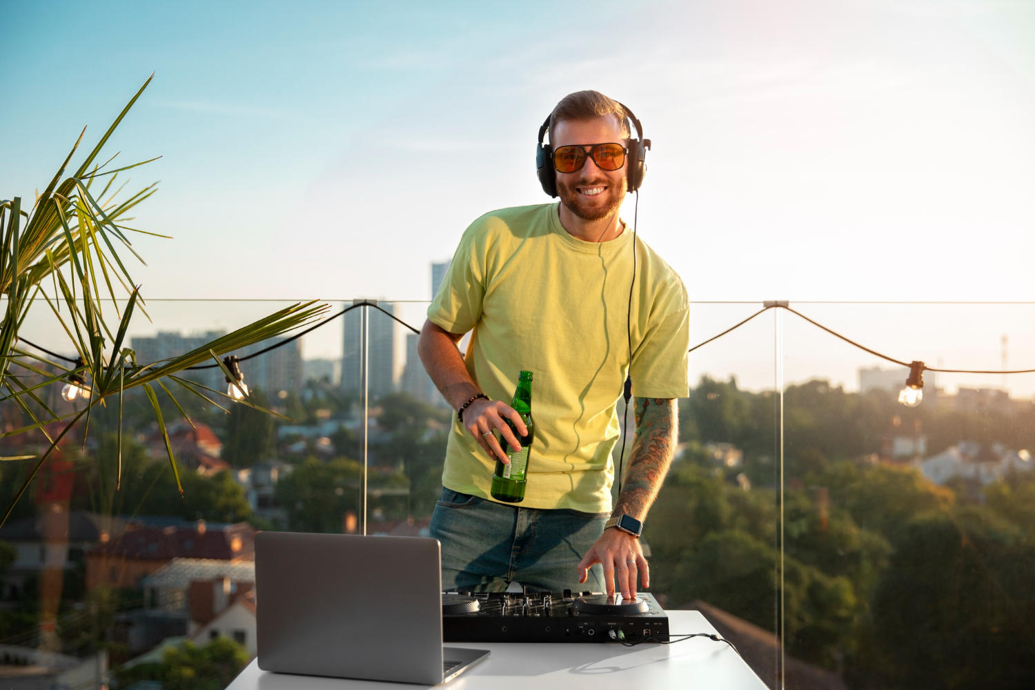 Dj tocando la mezcladora con una bebida en la otra mano