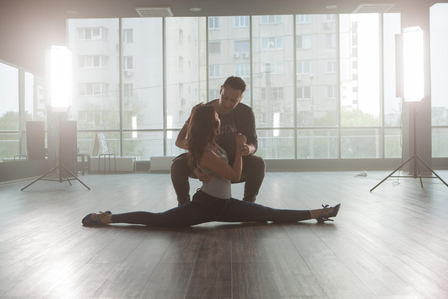 Mujer estirando las piernas mirándose muy de cerca con la pareja de baile