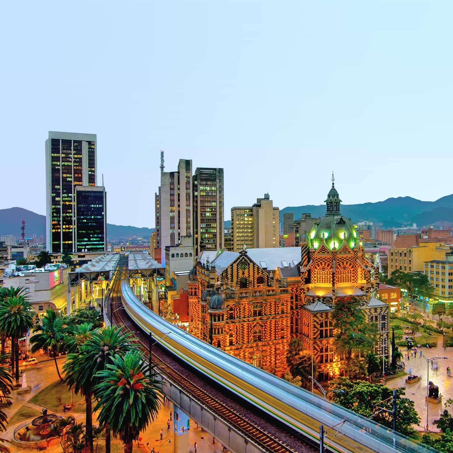 Foto aérea de un atardecer en Medellín.
