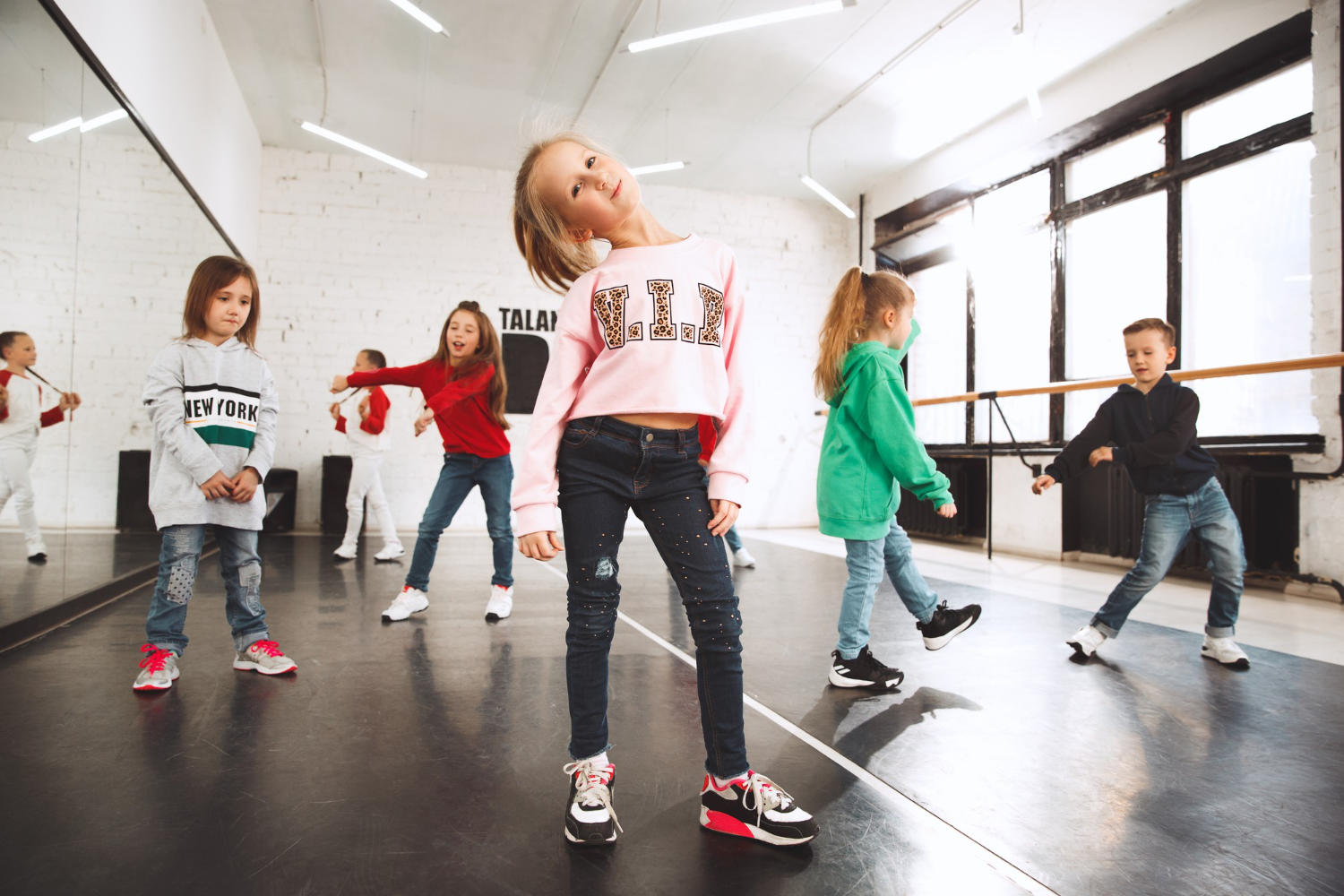 Grupo de niños bailando en academia