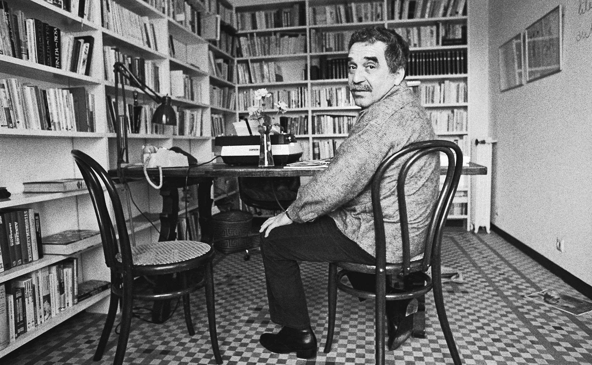 Gabriel García Márquez en su biblioteca