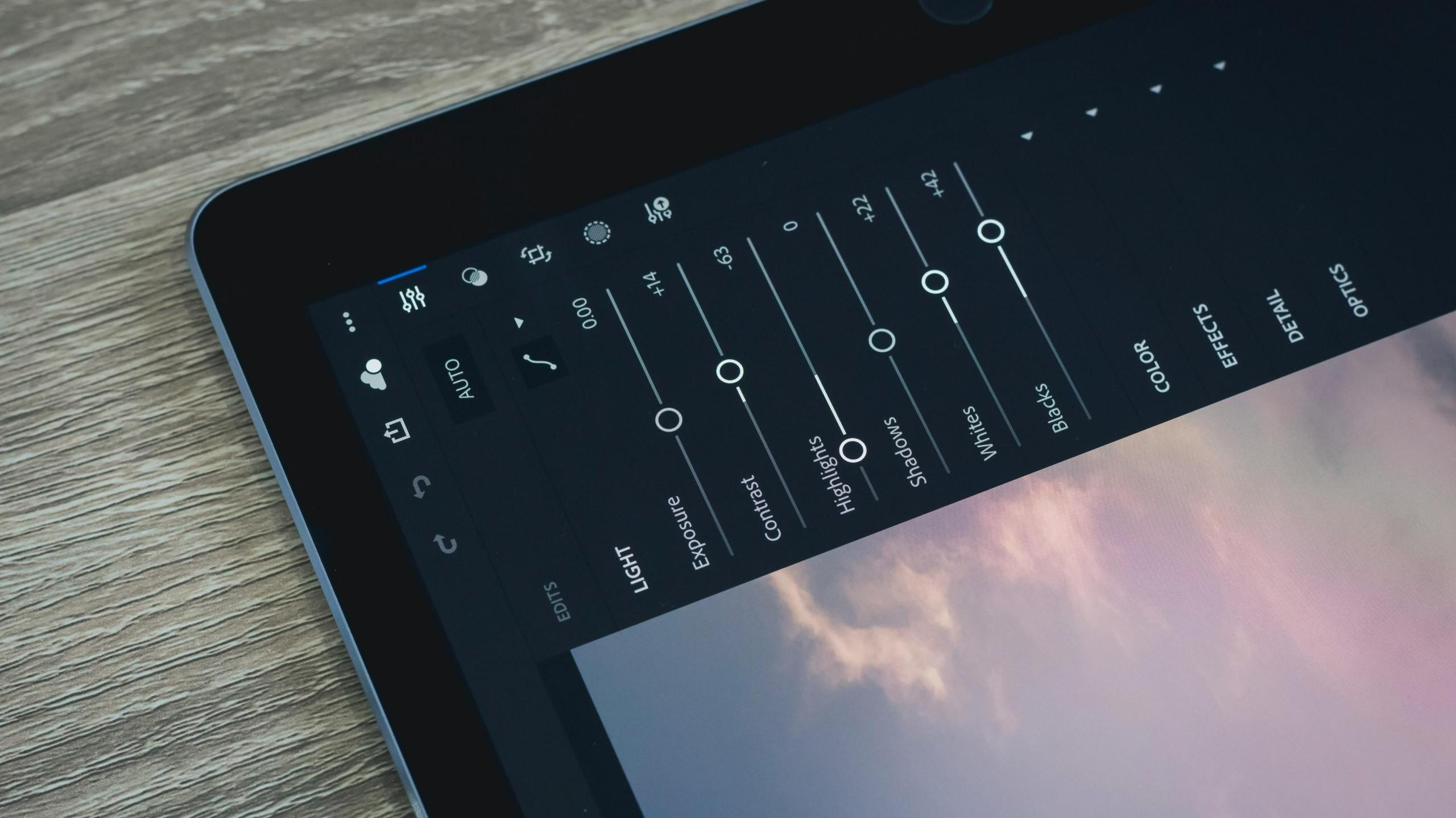 La imagen muestra cómo se aplica la edición de fotos para mejorar la calidad de una imagen desde una tablet.