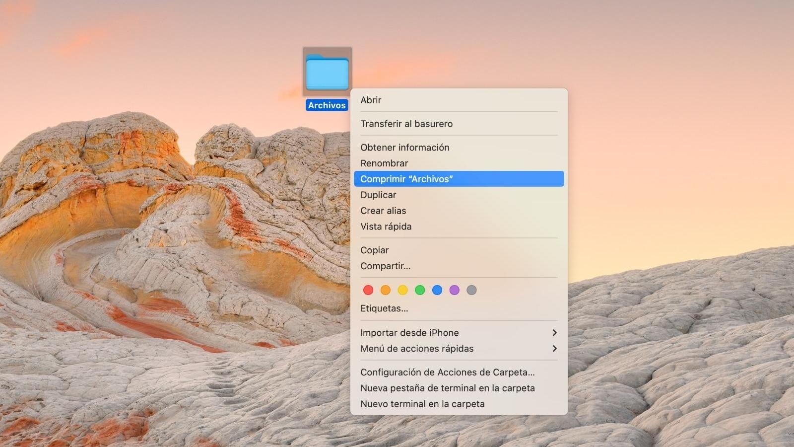 Imagen de el escritorio de un computador realizando la acción de comprimir una carpeta de archivos