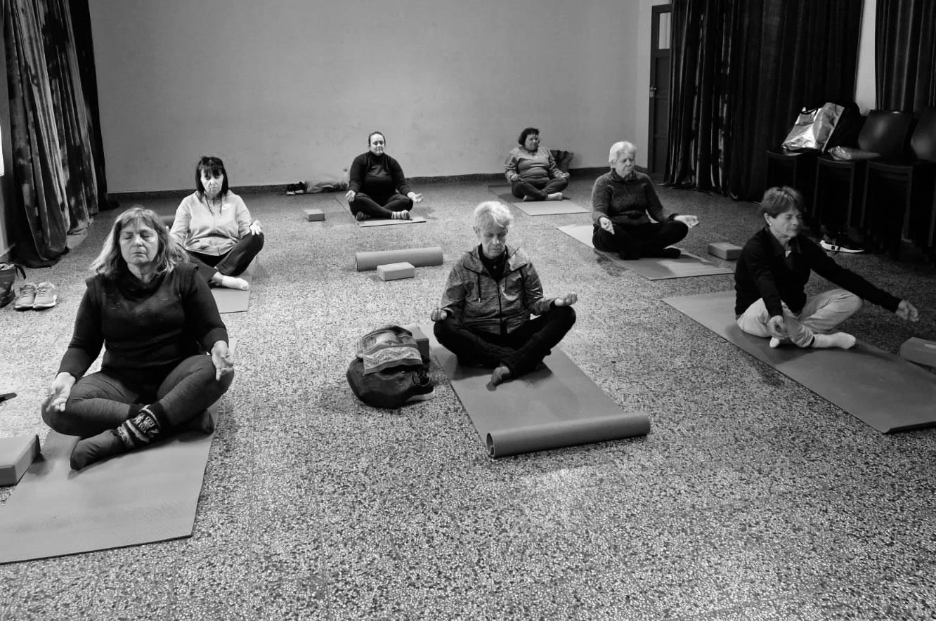 Un grupo de estudiantes en una clase de yoga