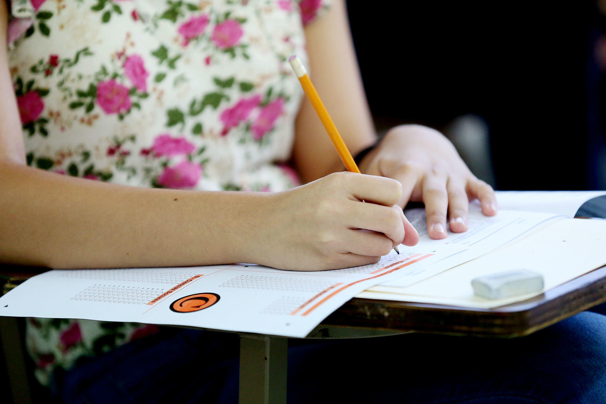 Fotografía que ilustra la presentación de examen escrito