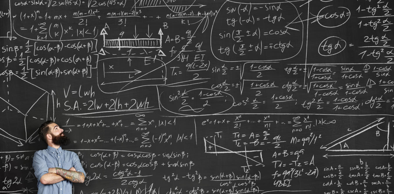 Profesor después de solucionar un problema matemático