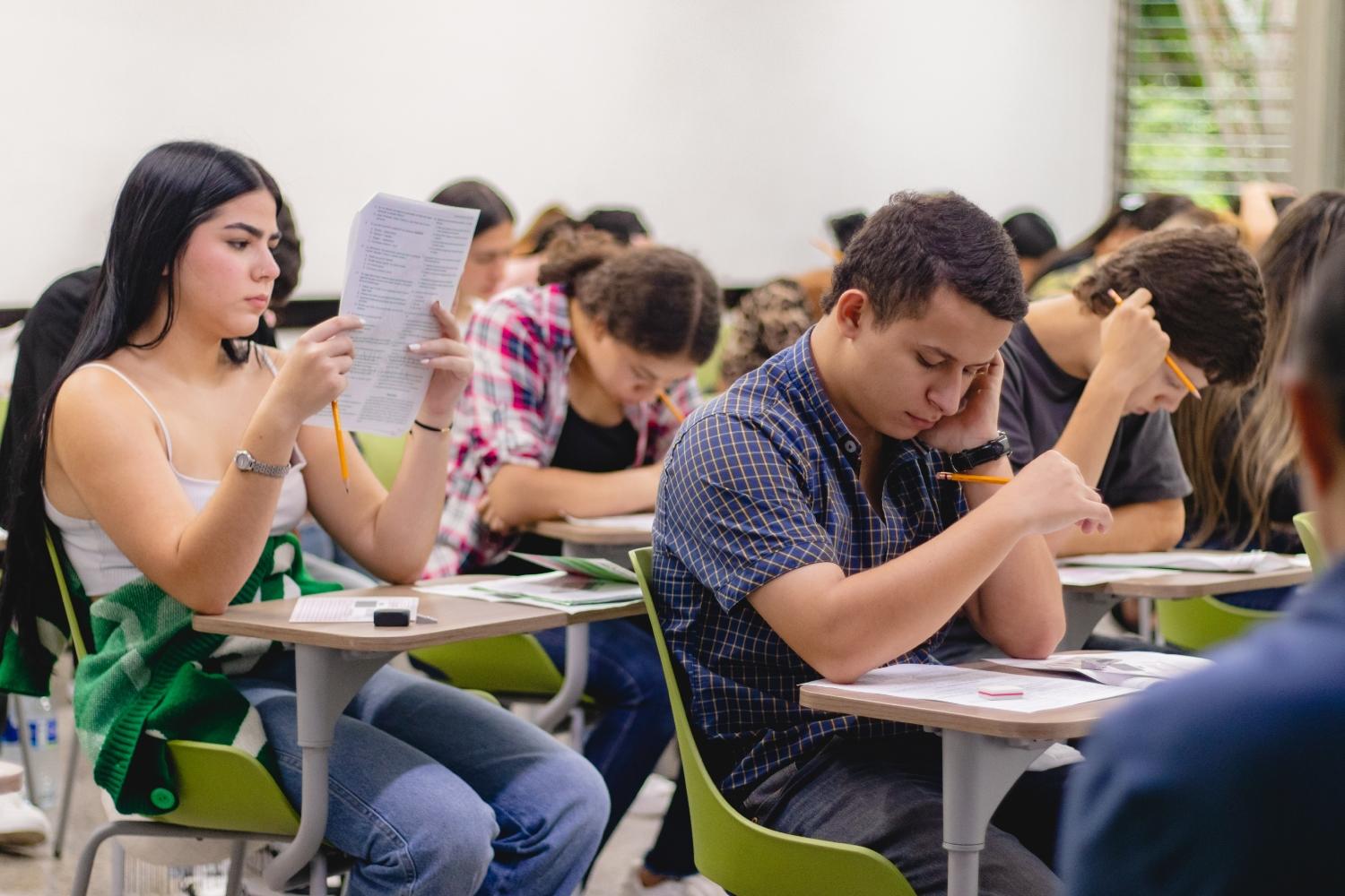 Presentación de un examen final al interior del aula de clases