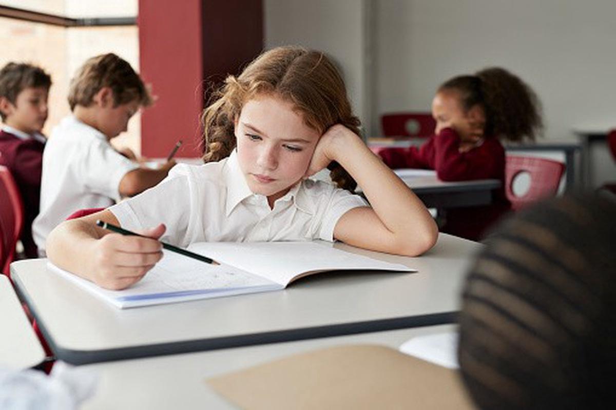 Una estudiante en el aula de clases