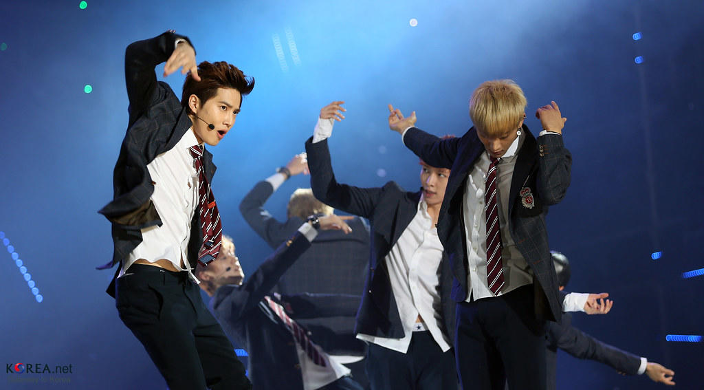 Imagen de un grupo de k-pop dándo un concierto