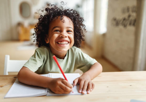 Un niño hace tareas en su casa