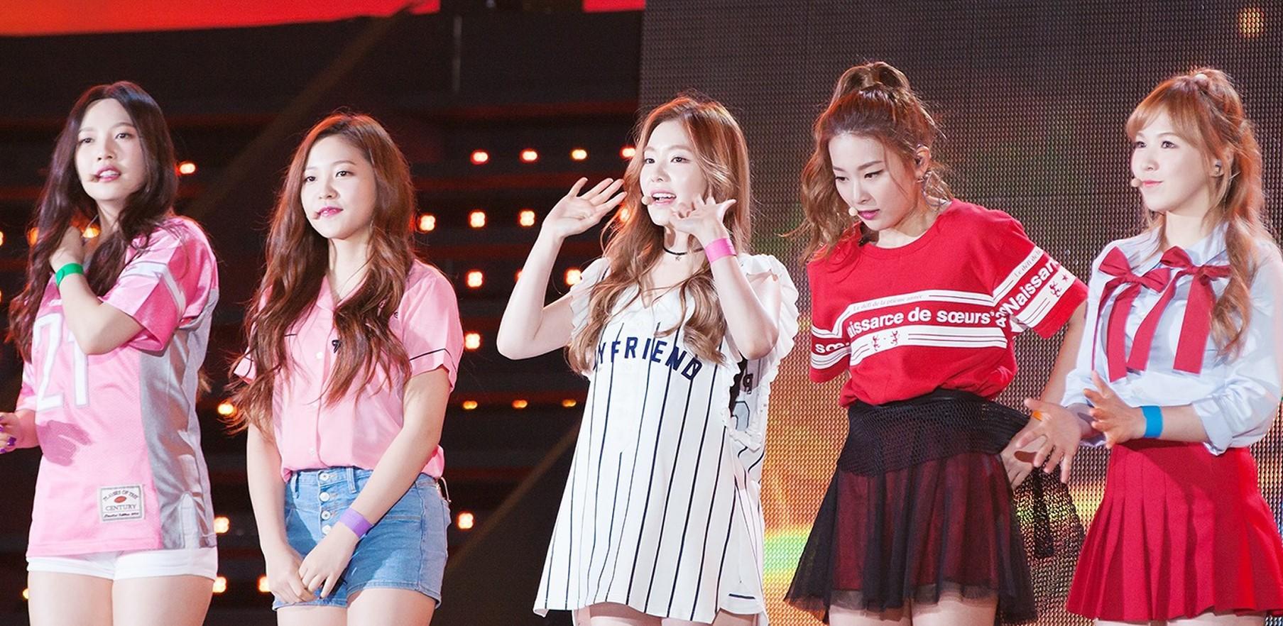 Imagen de un grupo de kpop femenino en concierto