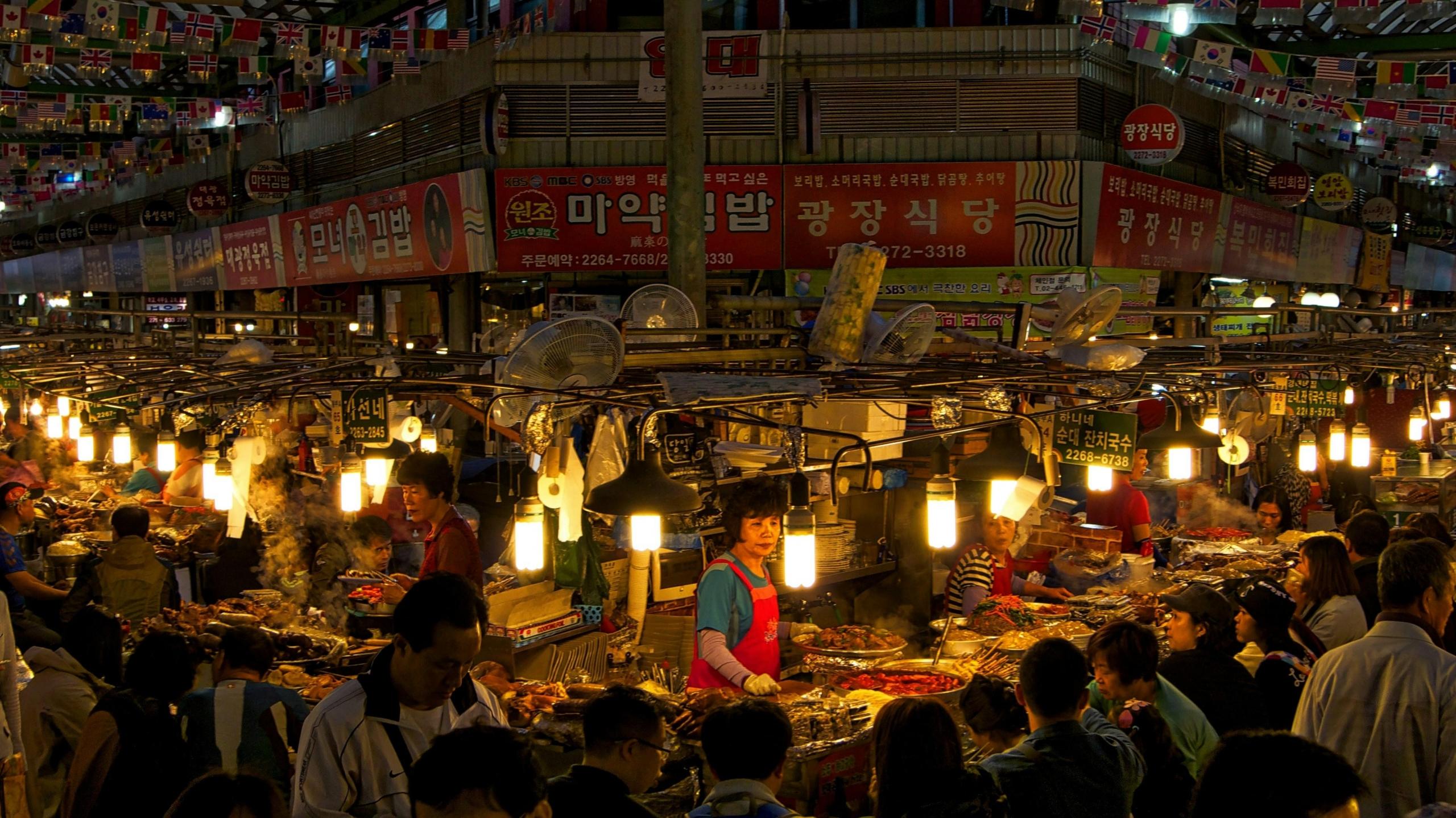 Imagen de una plaza de comida callejera en Seoul, South Korea