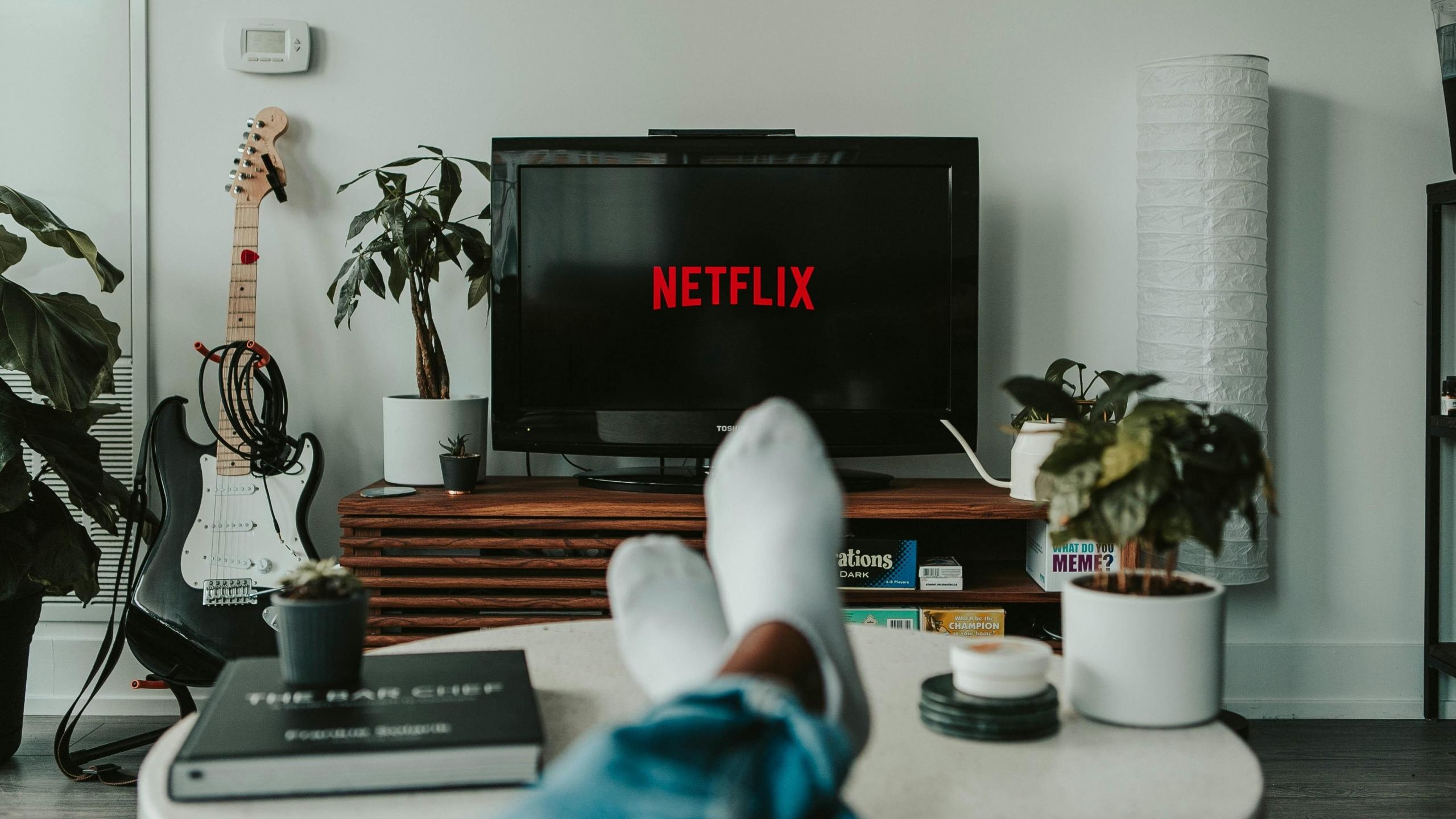 Imagen que muestra una sala con un televisor iniciando netflix para ver pelicular coreanas