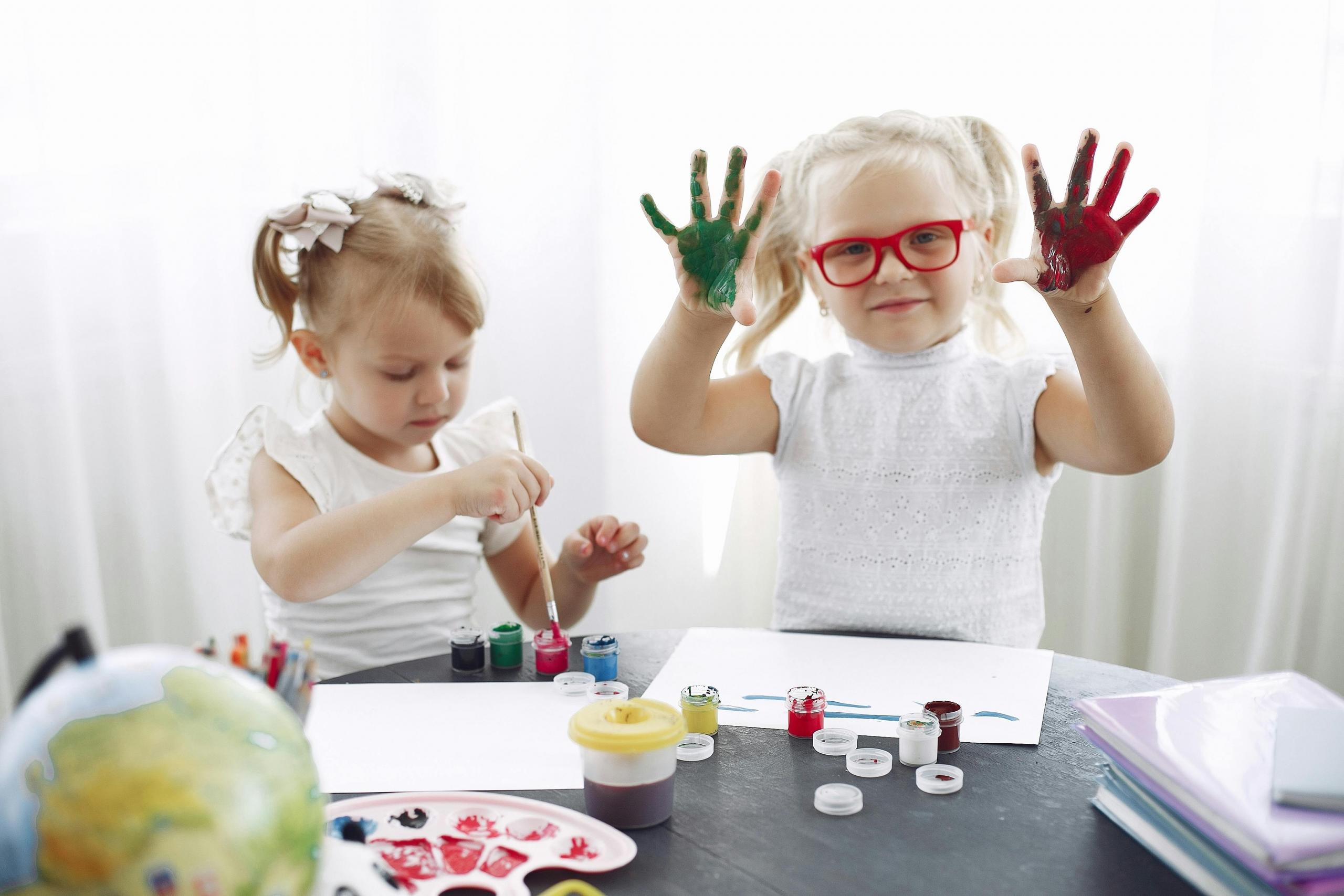 Dos estudiantes durante su clase de pintura