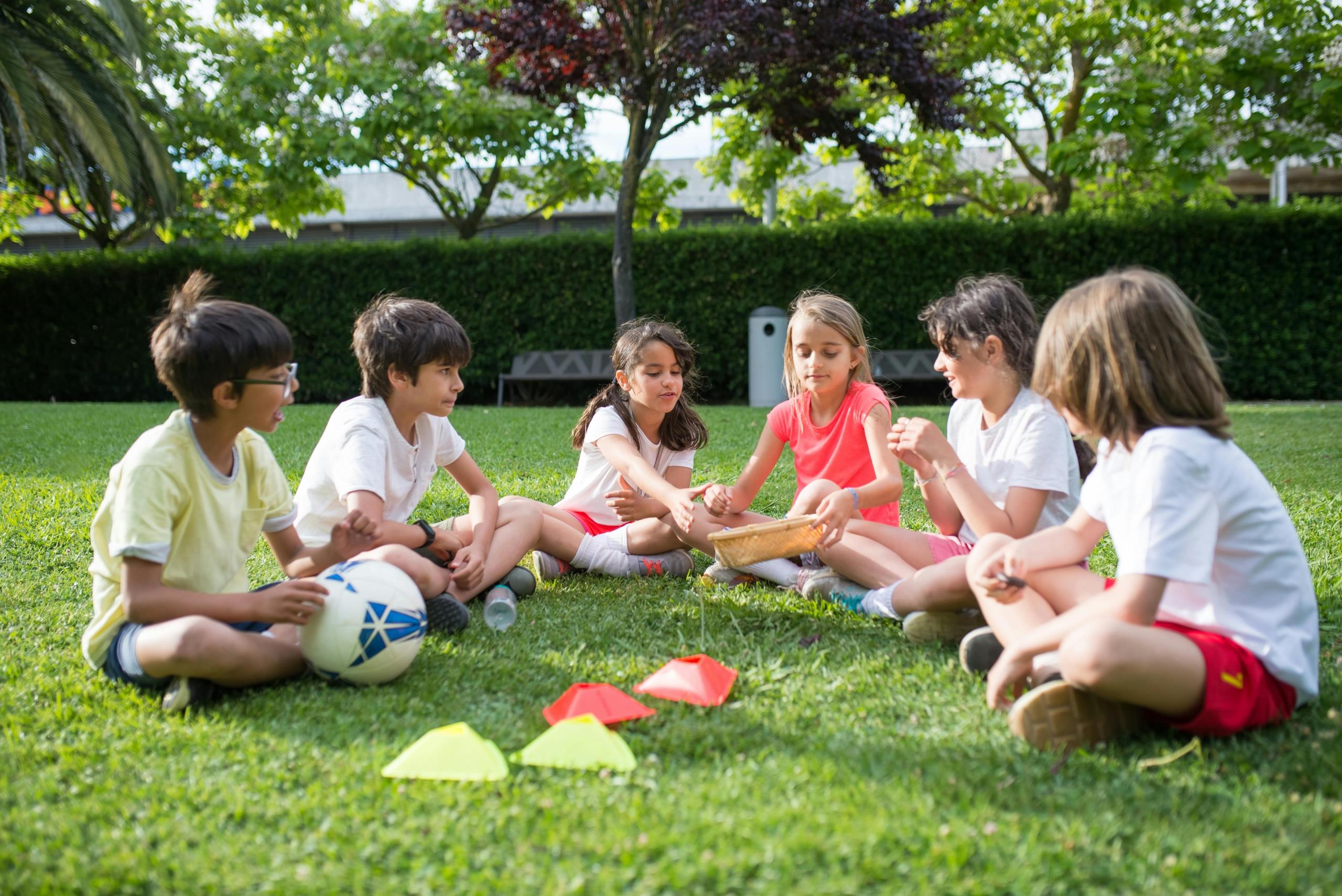 Varios niños jugando en el jardín del colegio