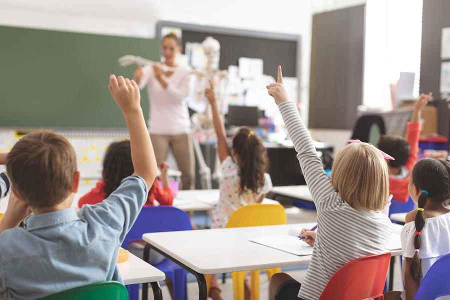 Durante una clase varios estudiantes piden la palabra