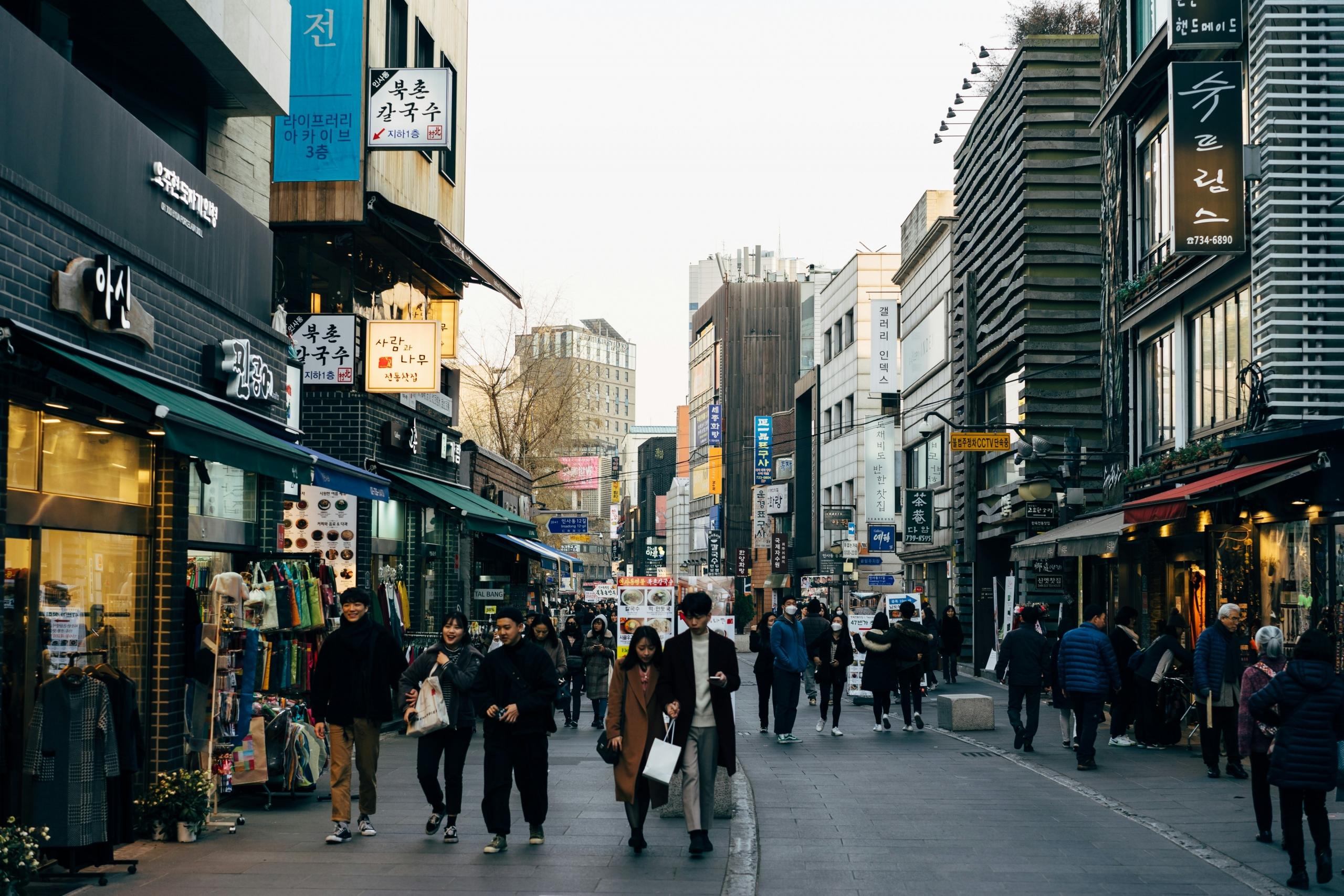 Imagen personas caminando por una de las calles comerciales de Seoul, South Korea