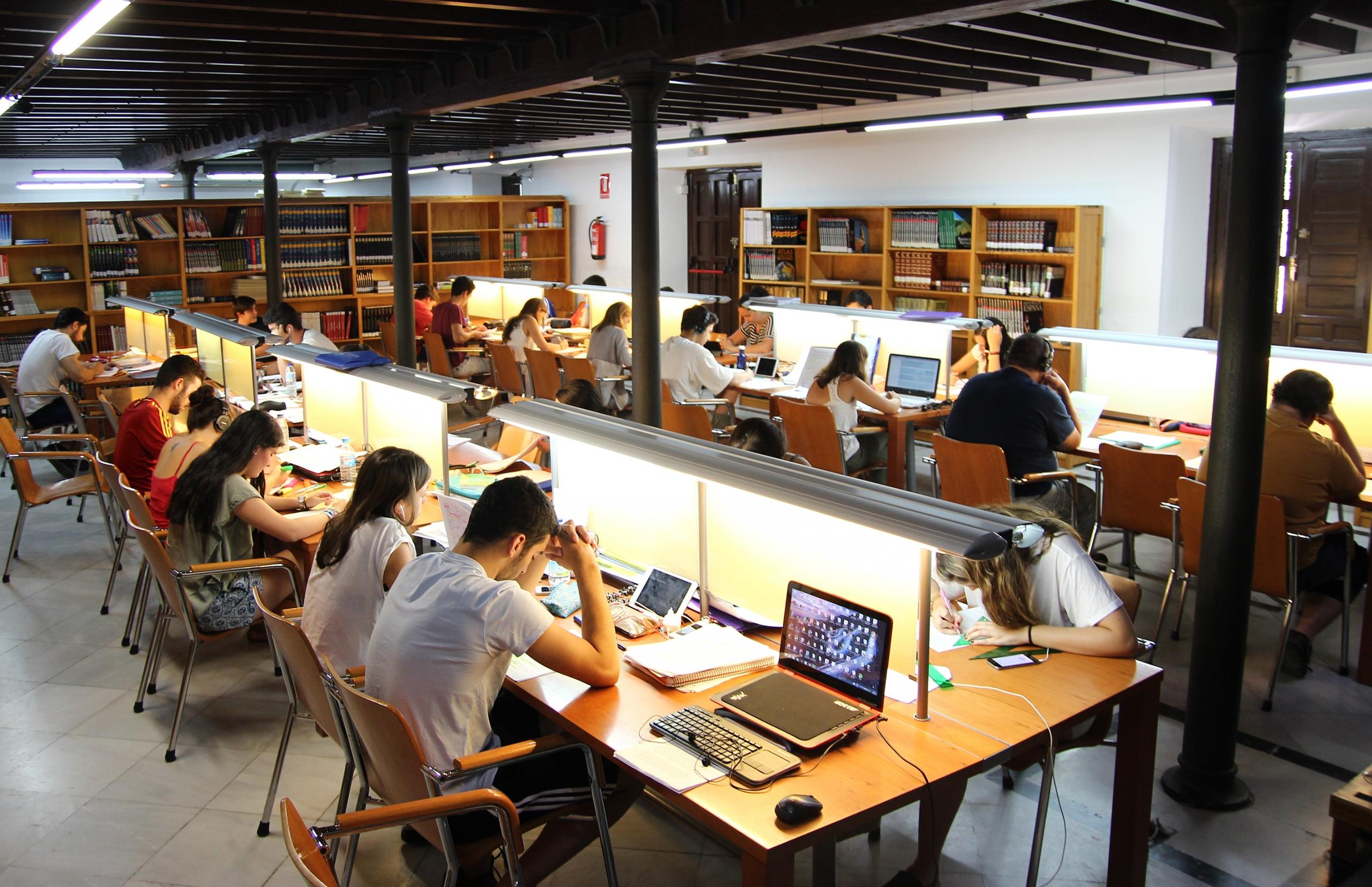 Estudiantes en la biblioteca