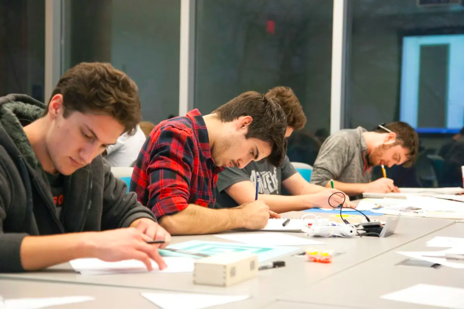 Estudiantes universitarios en clase 