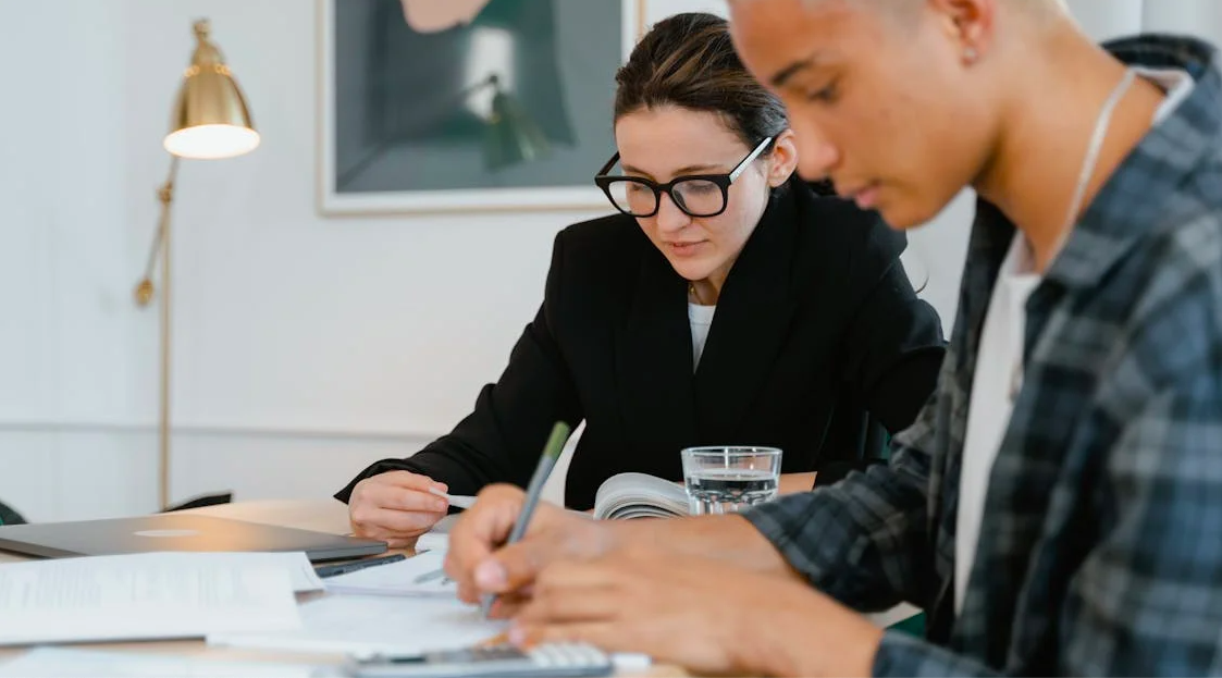 Estudiantes en el proceso de escritura de su tesis