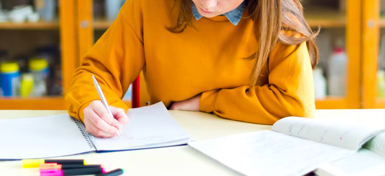 Estudiante organizando los contenidos de su tesis