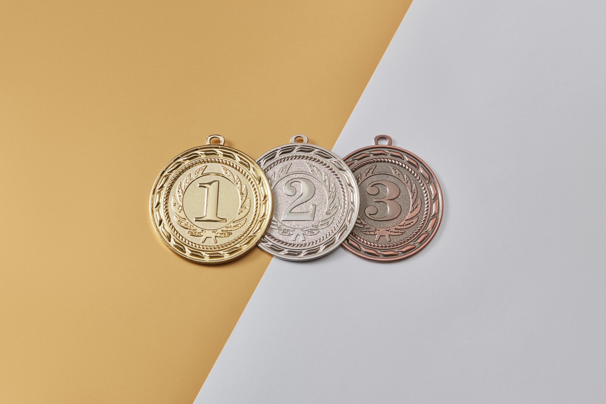 Imagen de medallas de primer, segundo y tercer puesto.