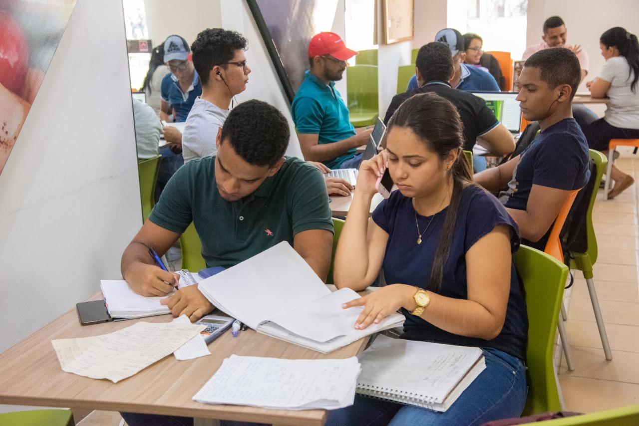 Leer, investigar y tomar apuntes durante la planeación de una tesis universitaria