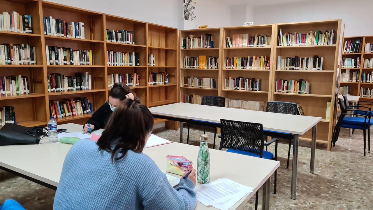 Dedicar tiempo de consulta en la biblioteca puede mejorar la profundidad de la investigación durante una tesis universitaria