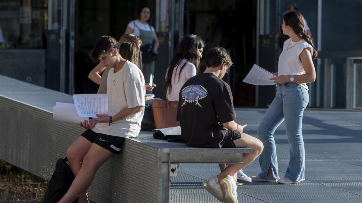 El campus de una universidad con estudiantes alrededor