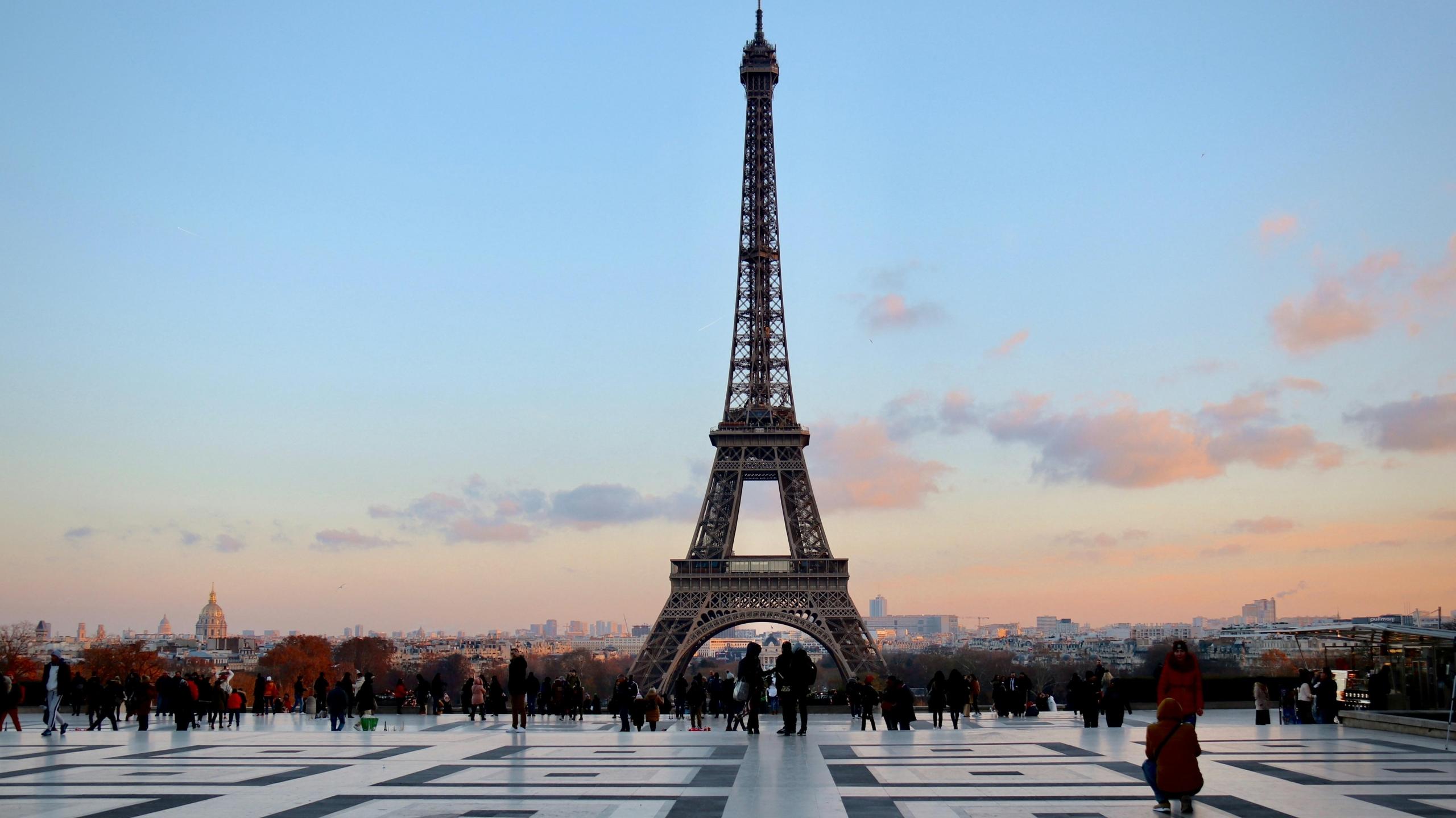 Imagen de la Torre eiffel en paris durante la puesta de sol 