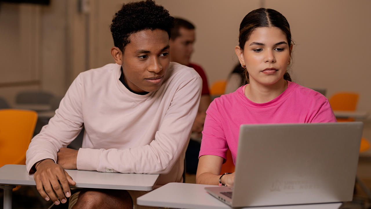 Estudiantes entienden la importancia de buscar información en internet