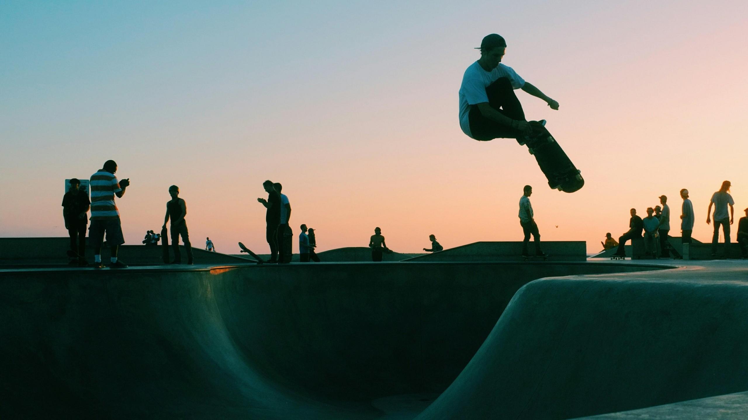 Imagen de jovenes con patinetas de skateboarding