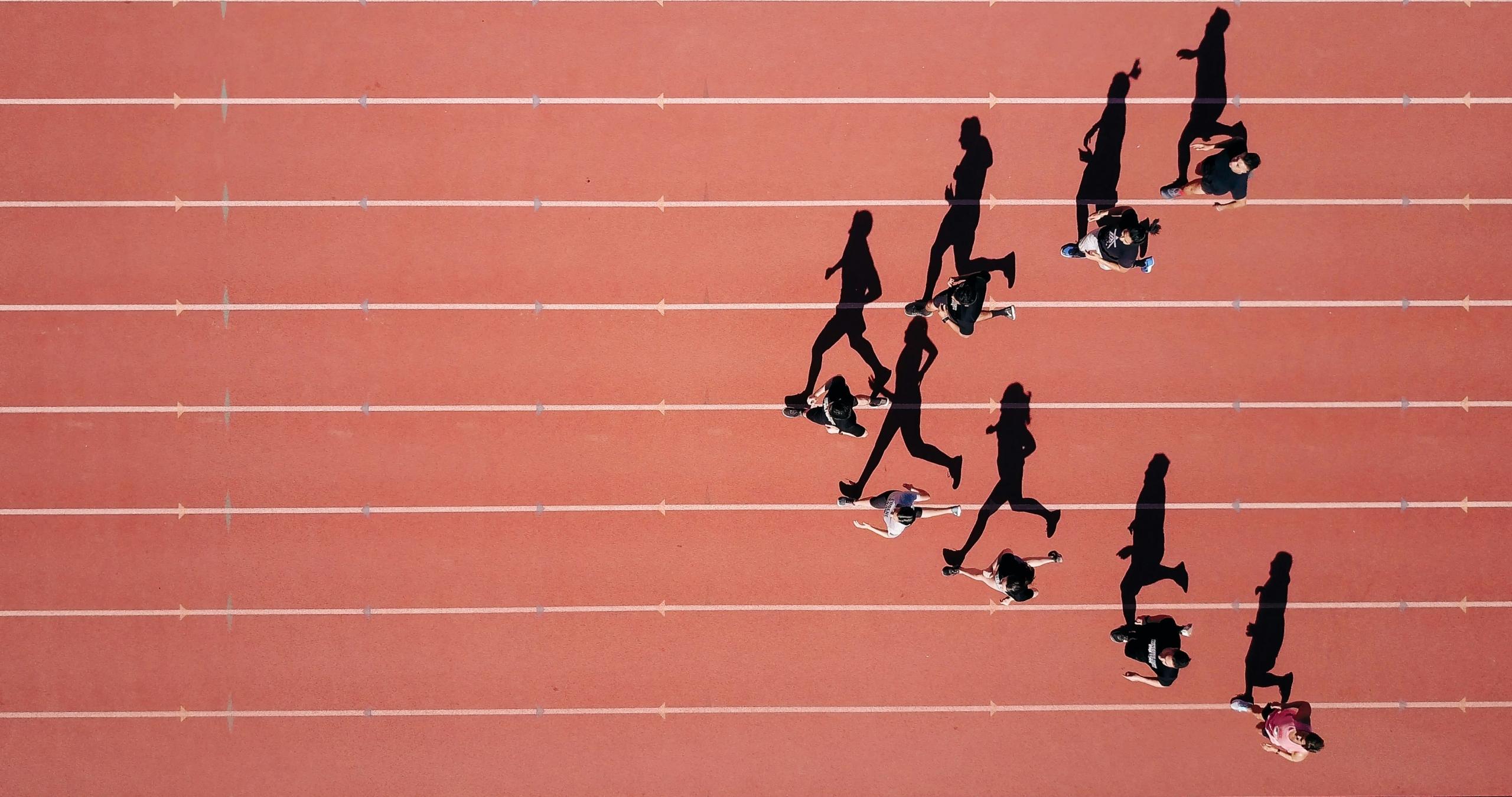 Imagen de atletas corriendo en una pista de atletismo 