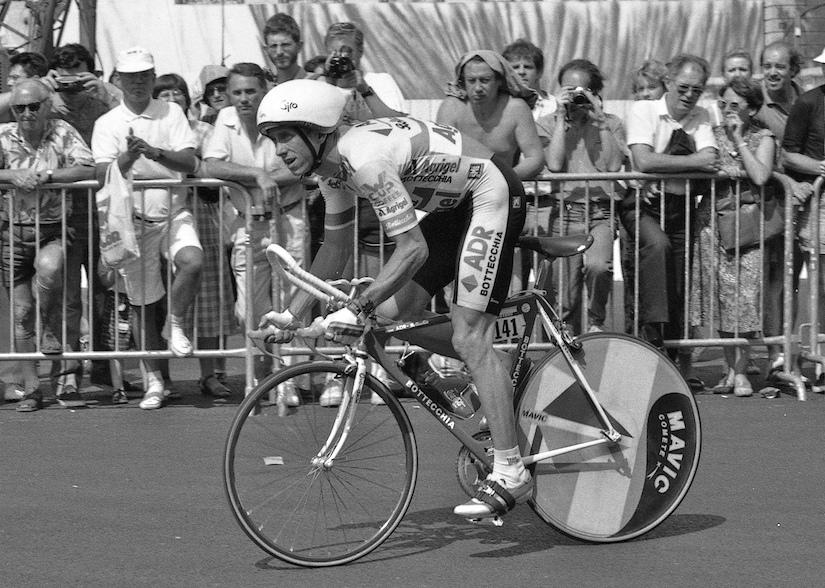 Imagen a escala de grises del ciclista Greg LeMond e el Tour de Francia 