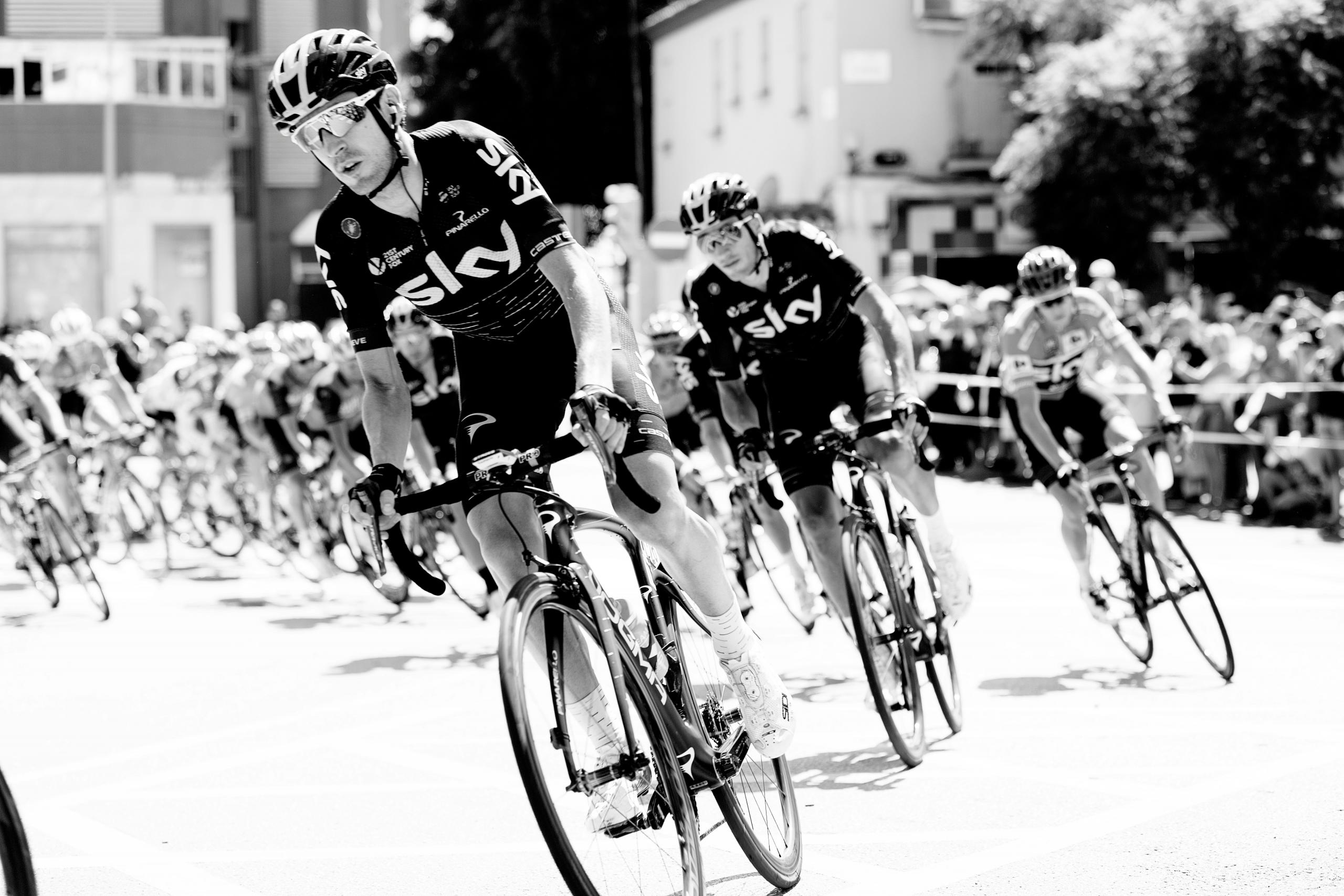 imagen a escala de grises de una competencia de ciclismo equipo sky