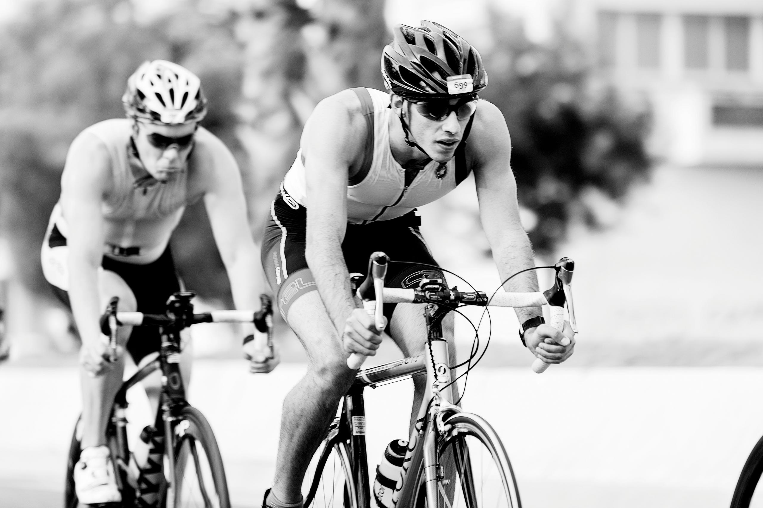 Imagen de dos ciclistas profesionales a escala de grises