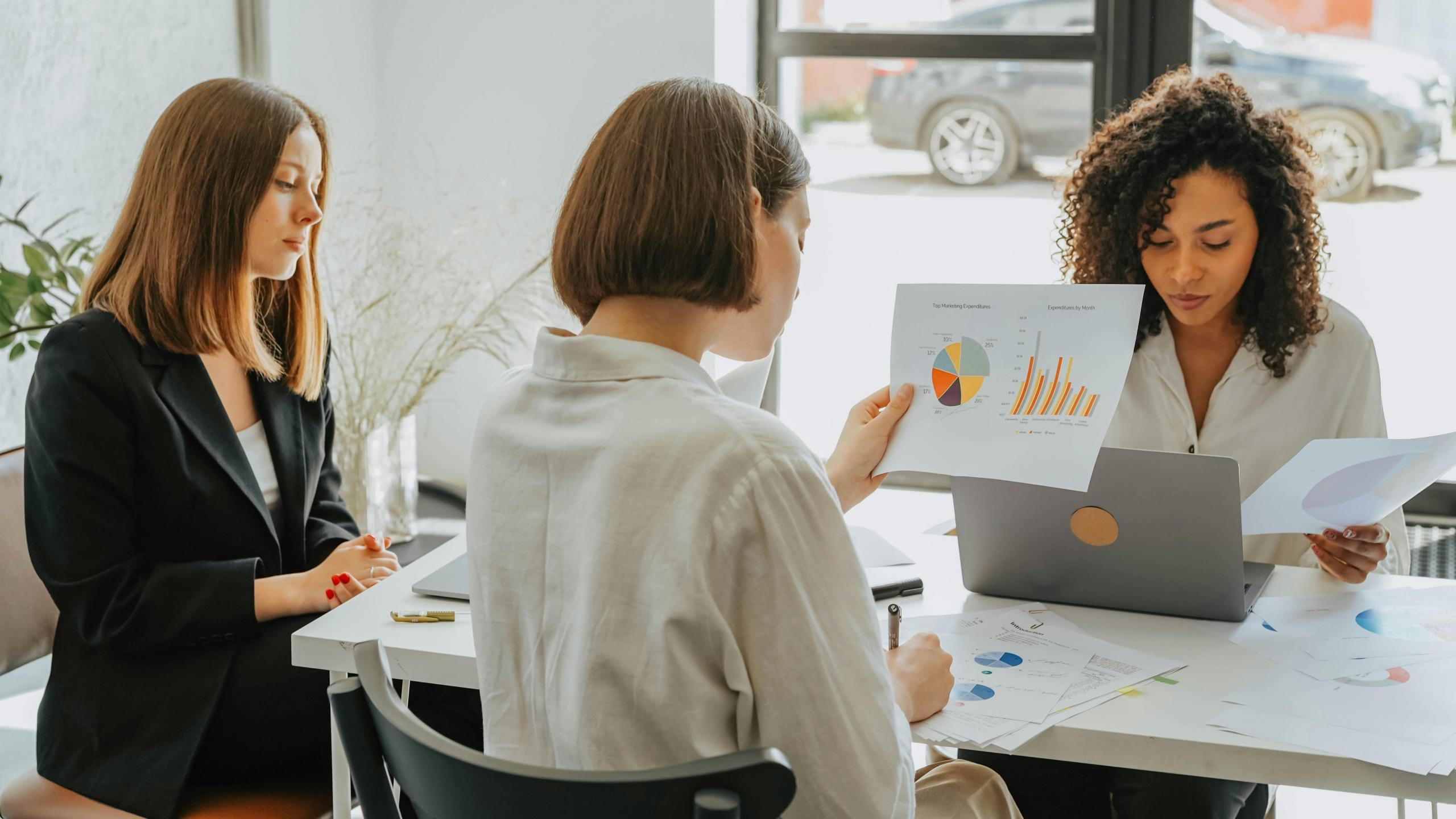 Tres mujeres haciendo analisis de datos