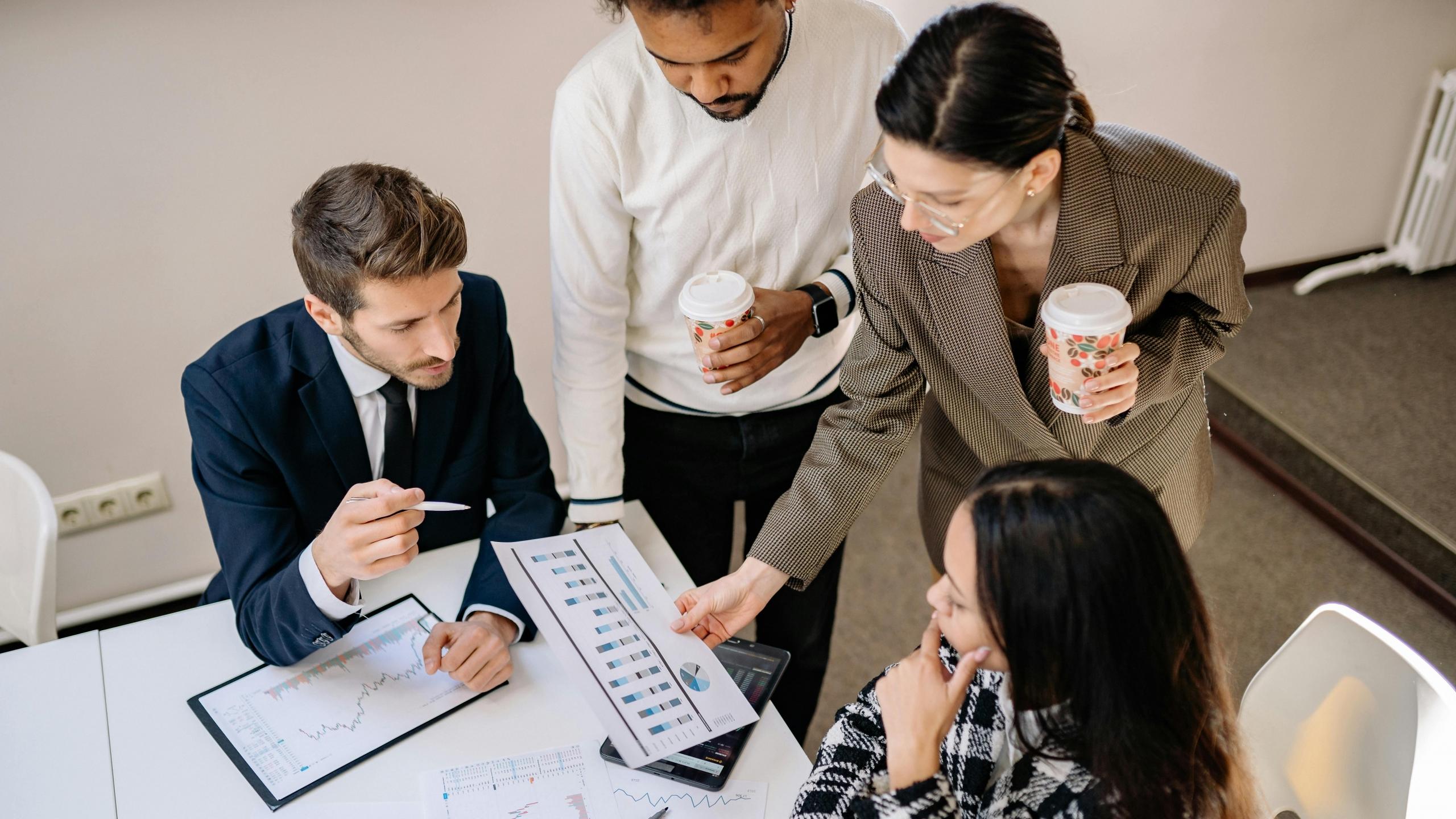 Imagen de un equipo de trabajo realizando análisis de datos con Excel